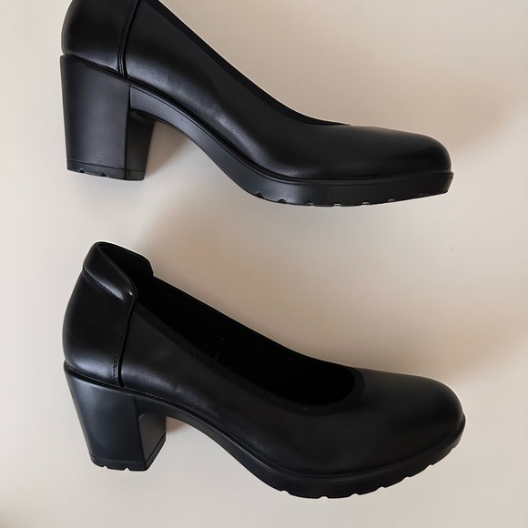 Black pumps, water resistant, anti fatigue, anti slip comfort ladies size  7 - Picture 2 of 7